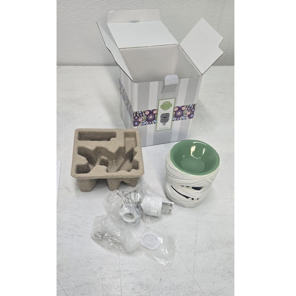 Scentsy Under Wraps Plug In Warmer Halloween Mummy Limited Edition NIB